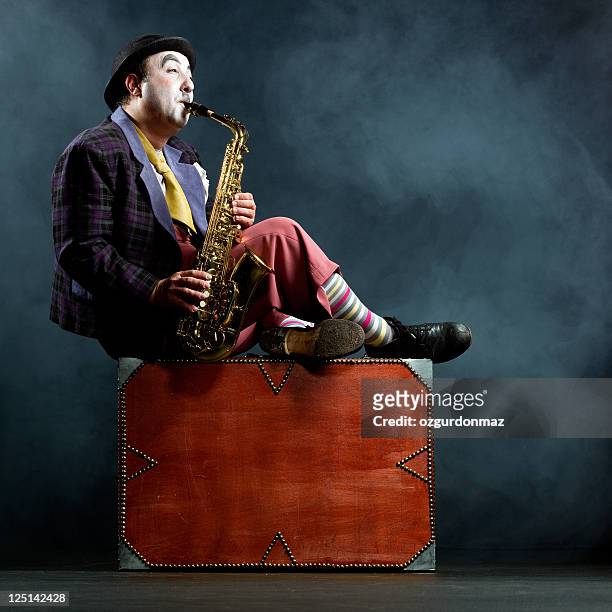male actor playing saxophone - mime 個照片及圖片檔