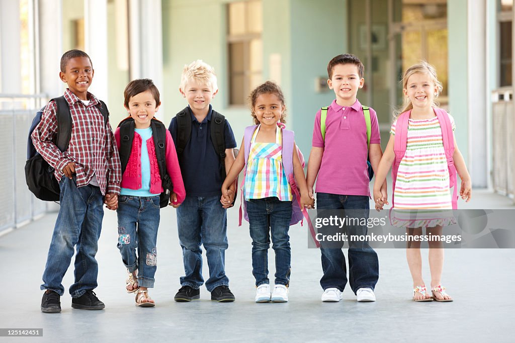 Enfant d'âge scolaire élèves debout à l'extérieur de l'hôtel