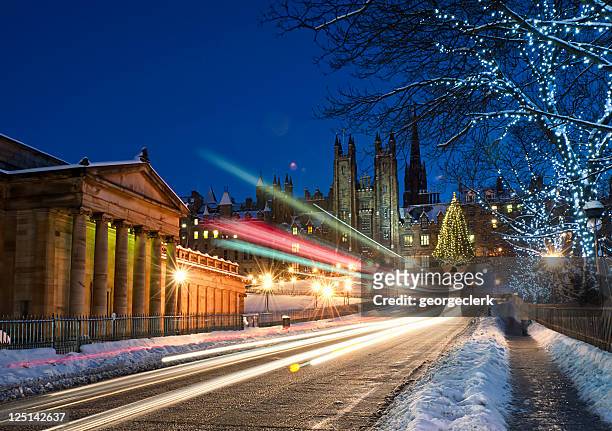 edinburgh in december snow - edinburgh scotland stockfoto's en -beelden