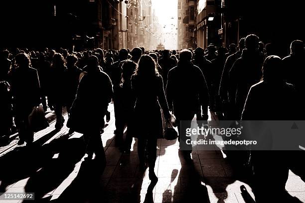 voll menschen auf der belebten straße - city silhouette stock-fotos und bilder