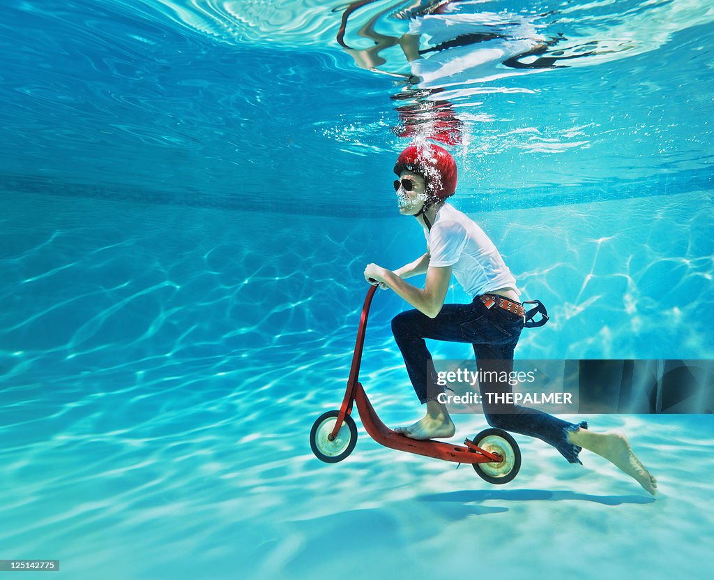 Teenager lesen. einen Rollstuhl Unterwasser