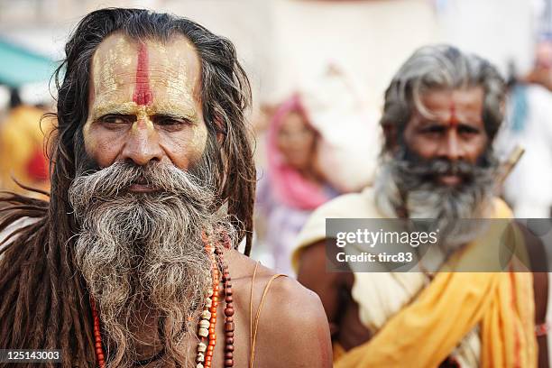 indian heiligen männer in pushkar camel fair - sadhu stock-fotos und bilder