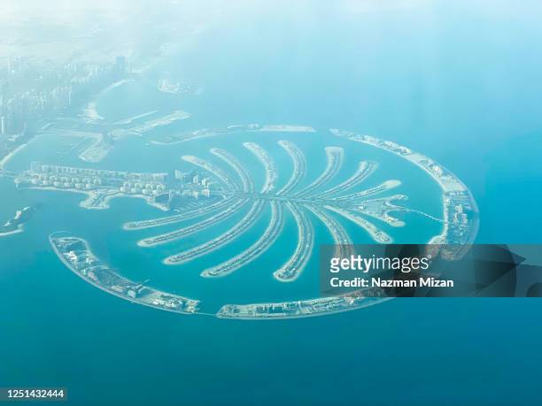 aerial view of beautiful artificial island constructed in dubai - arial view dubai skyline stock pictures, royalty-free photos & images