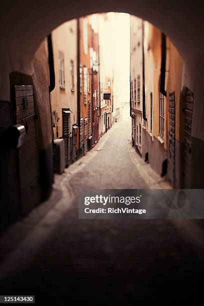 apartadas street - stockholm old town fotografías e imágenes de stock