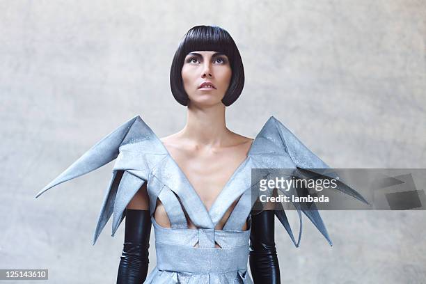 mode-porträt der frau in futuristisch-kleidung - metallic kleid stock-fotos und bilder