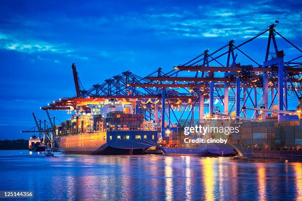 container-terminal in der blauen zone - hafen stock-fotos und bilder