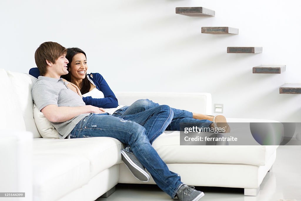 Junge glückliche Paar im Wohnzimmer