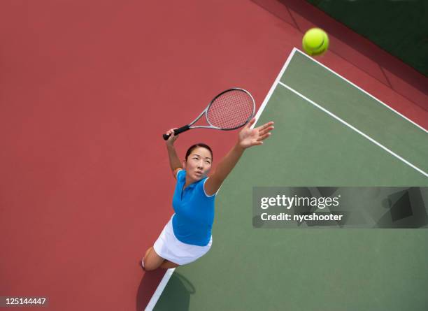 sirve mujer jugador de tenis - sacada fotografías e imágenes de stock