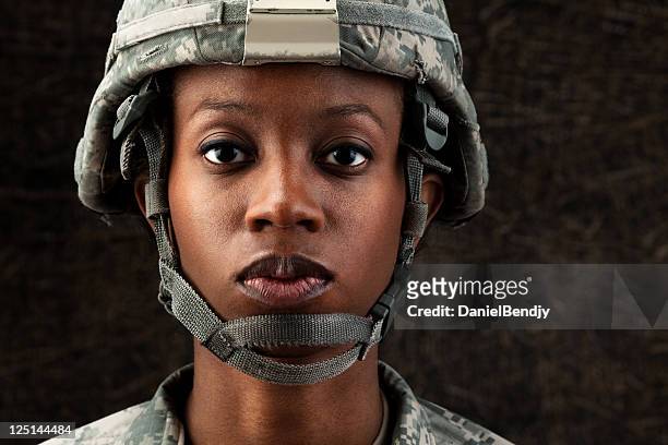 mujer afroamericana soldier serie: contra fondo marrón oscuro - personal militar fotografías e imágenes de stock