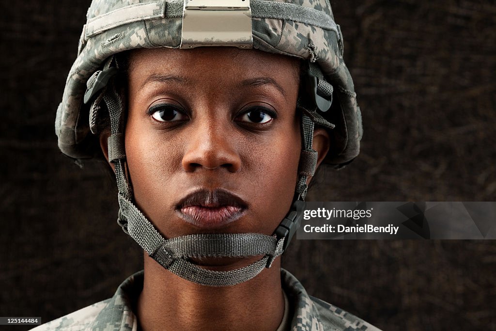 Mulher afro-americana Soldier Series: Contra fundo marrom-escuro