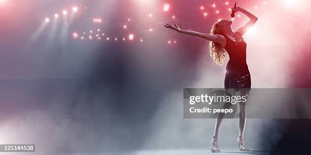 cantante en vivo en etapa - escenario fotografías e imágenes de stock