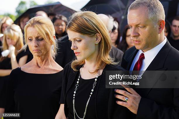 family at a funeral - funeral parlor stockfoto's en -beelden