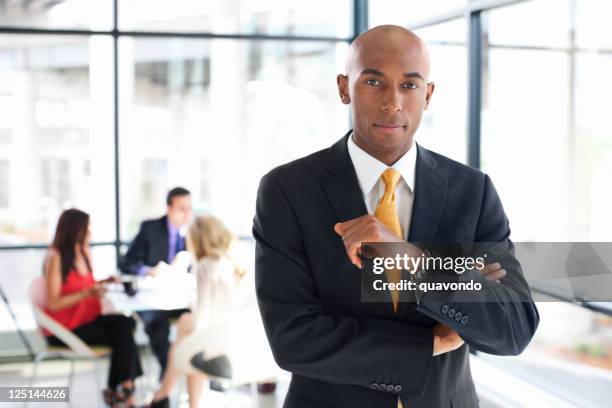 afro-americano homem de negócios no escritório com vidro da equipa, espaço para texto - fato completo imagens e fotografias de stock