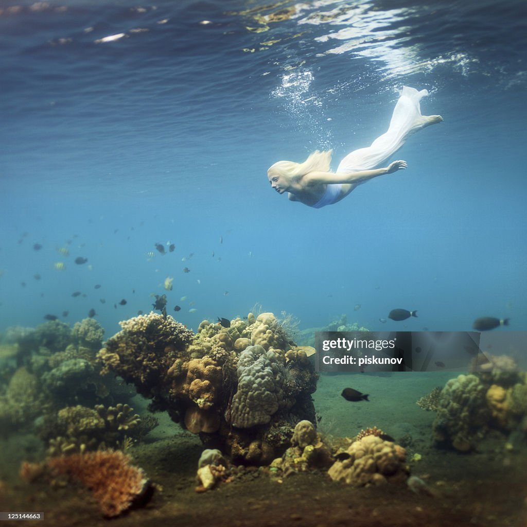 Junge Frau Tauchen Sie ein in Tiefes Wasser