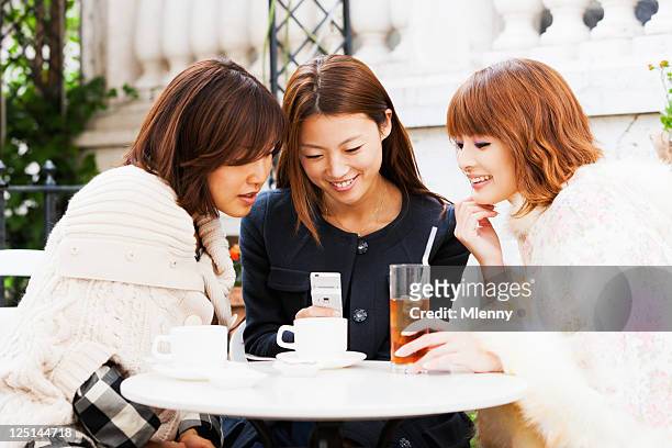 魅力的な日本の女性、東京のストリートカフェ」の携帯電話 - 若い カワイイ 女の子 日本人 ストックフォトと画像