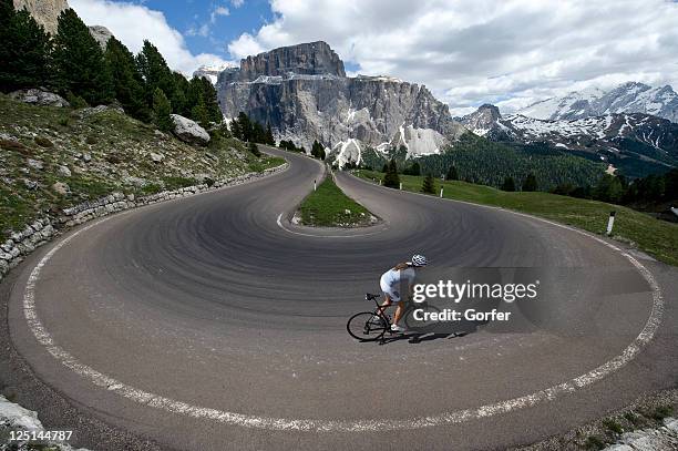 corrida de bicicleta nas montanhas dolomitas - bicicleta de corrida imagens e fotografias de stock