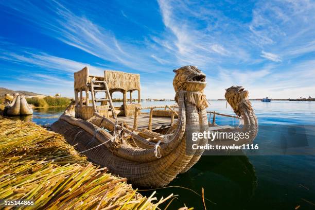 bateau de roseaux dans le lac titicaca, pérou - région de puno photos et images de collection