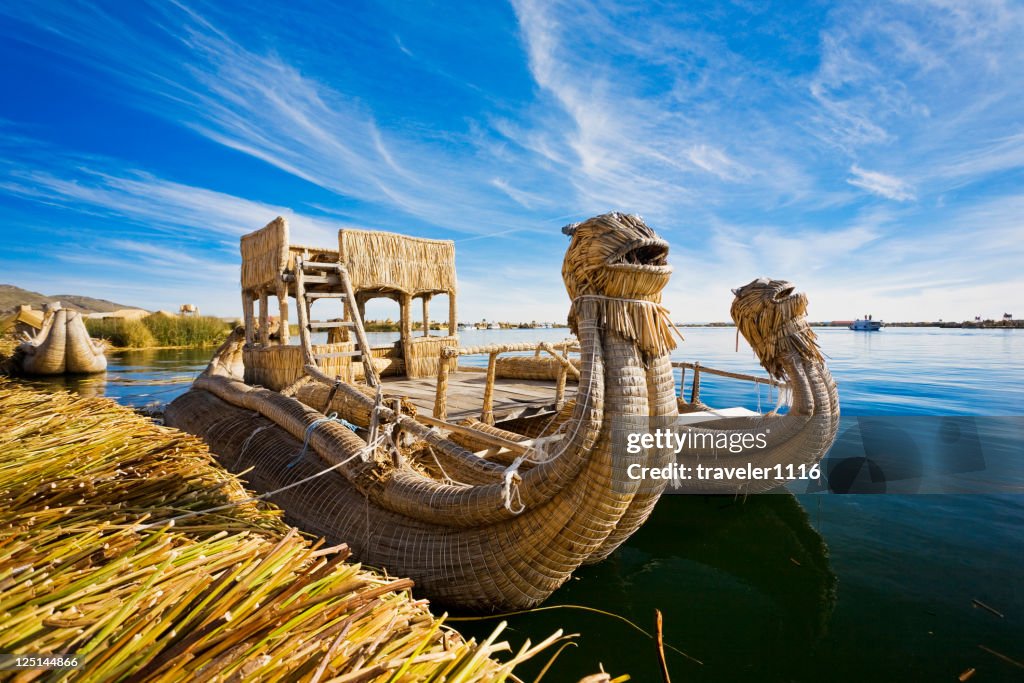 Barco de Junco no Lago Titicaca, o Peru