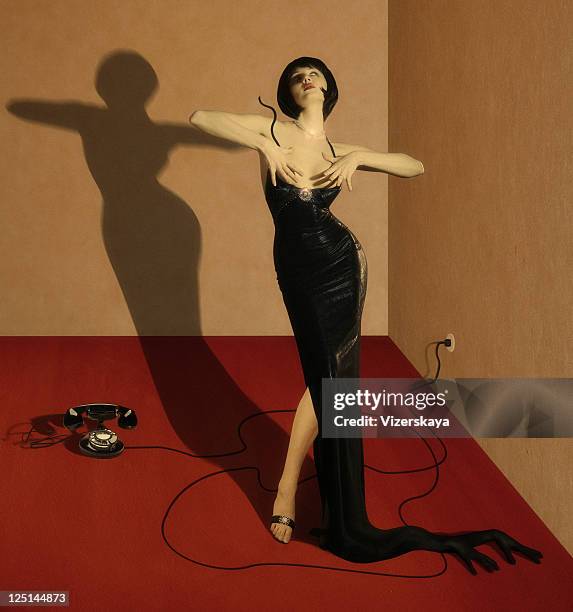 sureal sujeto en estilo retro - una sola mujer joven fotografías e imágenes de stock