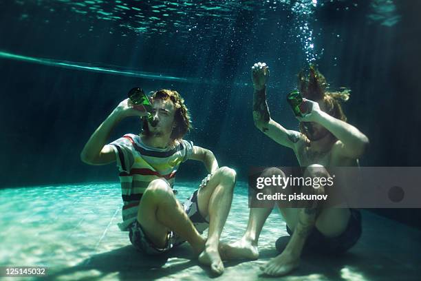 two young men drinking beer in pool - 不注意 個照片及圖片檔