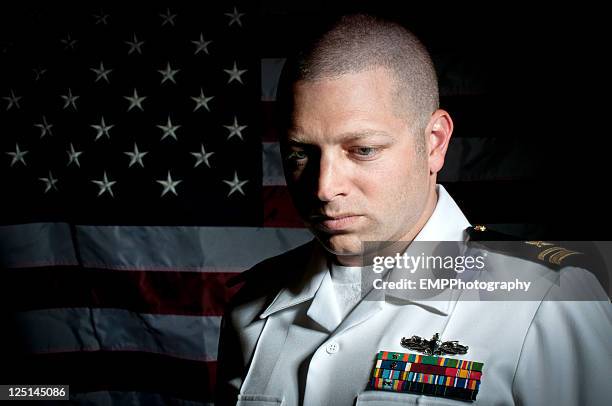 retrato de um diretor naval caucasiana com bandeira americana - officer military rank - fotografias e filmes do acervo