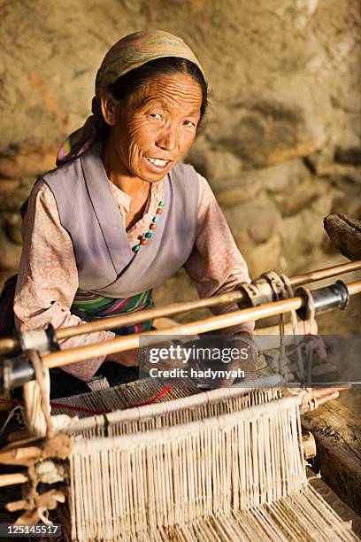 tibetano mujer en la región de mustang - tibetano fotografías e imágenes de stock