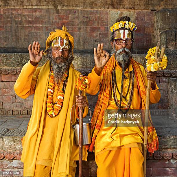 sadhu-indianer holyman sitzt im tempel - pashupatinath stock-fotos und bilder