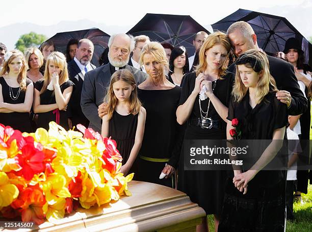 familia en un funeral - luto fotografías e imágenes de stock