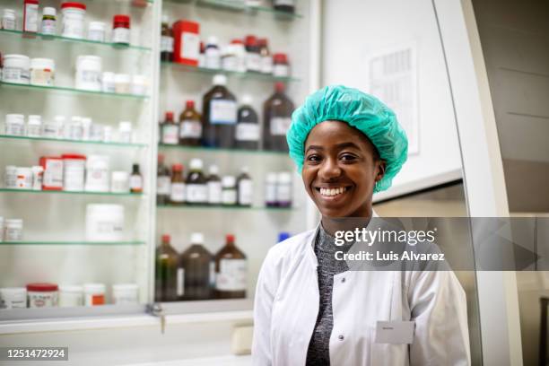 woman pharmacist working in a medicine lab - essenzielle berufe und dienstleistungen stock-fotos und bilder