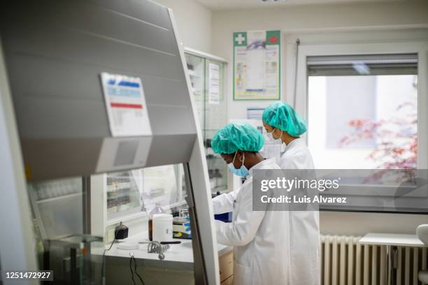 scientists working on developing new medicine at laboratory - drug development stock pictures, royalty-free photos & images