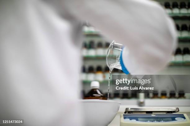 scientist making medicine in pharmacy lab - gegengift stock-fotos und bilder