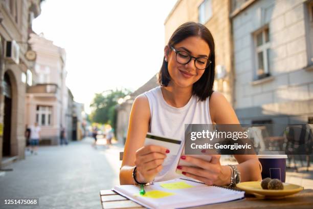 pagar en línea - nativo digital fotografías e imágenes de stock