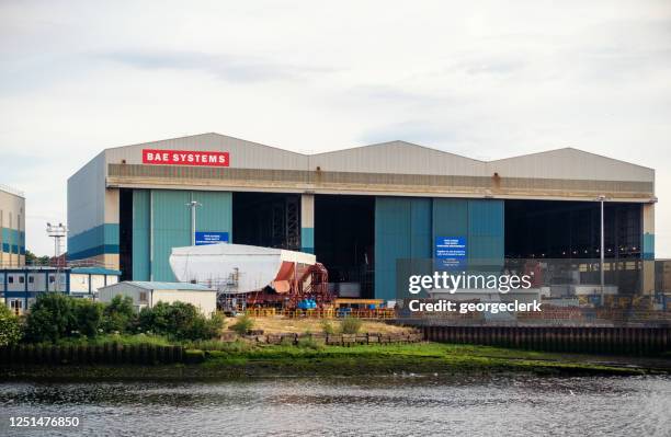 bae systems-werft in glasgow - schiffbau stock-fotos und bilder