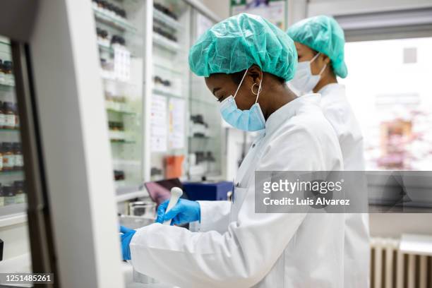 chemist developing new medicine in laboratory - black lab bildbanksfoton och bilder