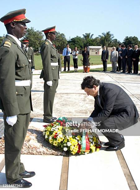 Portuguese Prime Minister Jose Manuel Durao Barroso lays a wreath at the Mozambique hero's monument in Maputo 29 March 2004, on the second day of his...