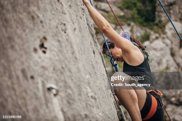klettererin - soloklettern stock-fotos und bilder
