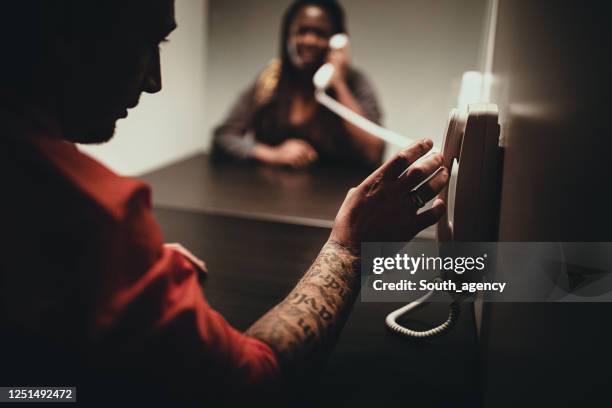 ung kvinna och hennes man sitter i besöksrummet - prison visit bildbanksfoton och bilder