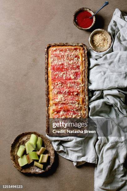 strawberry rhubarb tart - backery fotografías e imágenes de stock