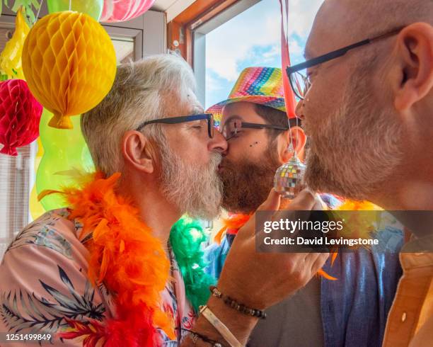 gay pride party at home - polyamory - fotografias e filmes do acervo