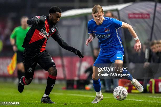 Hamdi Akujobi of Almere City FC, Finn Stam of Jong AZ during the Dutch Keukenkampioendivisie match between Almere City FC and Jong AZ at Yanmar...