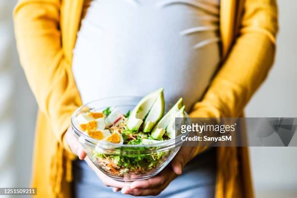 schwangerschaft und gesunde ernährung - speisen und getränke stock-fotos und bilder