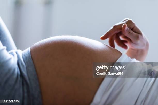 de buik van de zwangere vrouw - pregnant belly stockfoto's en -beelden