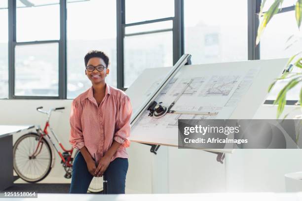 portrait d’un jeune architecte confiant dans un bureau moderne - architect photos et images de collection