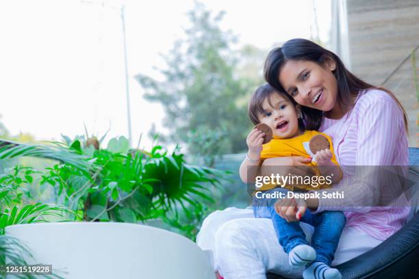 zoon en moeder hebben een leuke stock foto - boy indian stockfoto's en -beelden