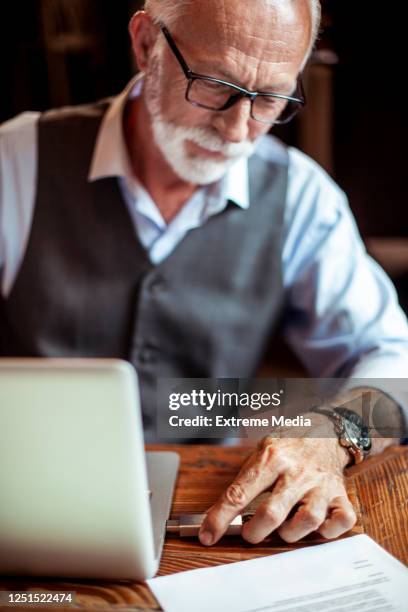 um empresário idoso conectando um pendrive em seu laptop - pen drive - fotografias e filmes do acervo