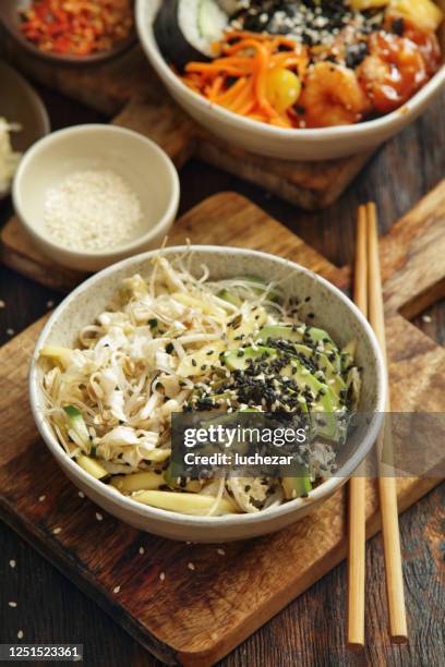 ensalada vegana de fideos de vidrio asiático - fideo transparente fotografías e imágenes de stock