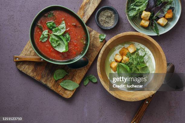 soupe aux légumes d’été - croûton photos et images de collection
