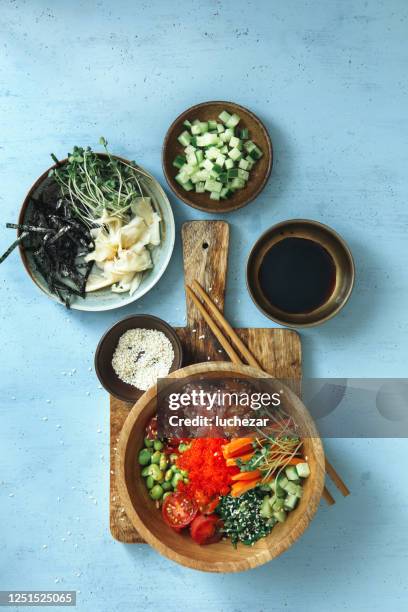 zelfgemaakte ahi tonijn en zalm poke bowl - rice bowl stockfoto's en -beelden