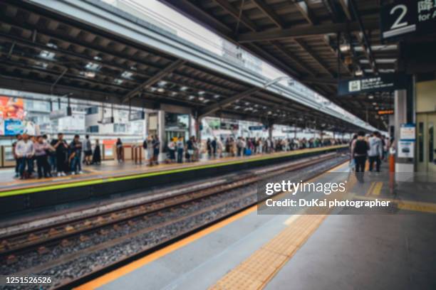 tokyo railway - plataforma de estação de metro imagens e fotografias de stock