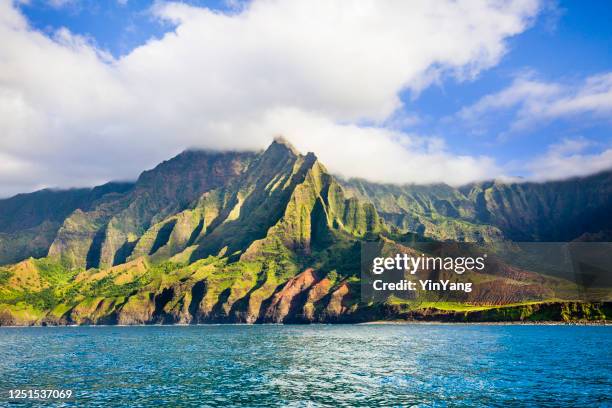 paisaje escénico de la costa de na pali de kauai, hawái - na pali fotografías e imágenes de stock